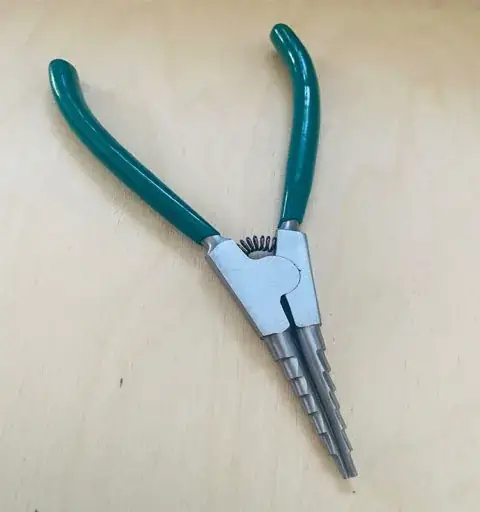 Bird Ring Opening Pliers detail view 2
